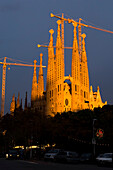 La Sagrada Familia mit Baukränen im Abendlicht, Barcelona, Spanien
