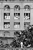 Alteisen vor Fassade mit zerbrochenen Fenstern, Bilbao