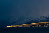 Gewitterstimmung mit Sonnenstrahl, Island