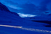 Fahrzeug im Schnee bei Nacht, Island