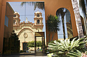 Reflejo de la Iglesia de la Virgen de Fátima. Miraflores. Lima. Perú.