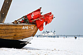 Fischerboot und Seebrücke Ahlbeck im Winter, Ahlbeck, Usedom, Mecklenburg-Vorpommern, Deutschland