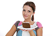 Frau mittleren Atlers hält einen Teller mit Schokoladenkuchen, Steiermark, Österreich