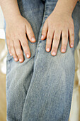  Aufgestützt, Aufstützen, Bein, Beine, Bluejeans, Detail, Details, Eine Person, Eins, Farbe, Hand, Hände, Innen, Jeans, Kind, Kinder, Mensch, Menschen, Nahaufnahme, Nahaufnahmen, Unbeweglich, Vertikal, A75-236753, agefotostock 