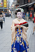 Maiko (geisha apprentices) walking to their evening appointment in the traditional quarters of Gion and Pontocho. Kyoto. Kansai, Japan