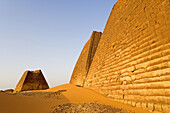 Meroe, city of ancient Cush (Kush) on the East Bank of the Nile: Meroe necropolis has more than 200 pyramids, the meroitic civilization followed Napata era starting from 270 BC. Upper Nubia, Blue Nile state, Sudan