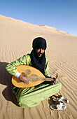 Tuareg singer. Bali. Djanet oasis. Tassili N Ajjer. Sahara. Algeria.