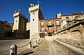 Puerta Fondonera, town gate of Daroca (14th-16th century) and 16th century fountain. Zaragoza province, Aragón, Spain