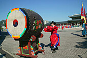 Gyeongbokgung Palace, Changing of the Royal Guard at Gwanghwamun Gate. Seoul, Republic of Korea. 2004
