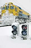 Schilder und Lokomotive im Bahnhof im Winter. Zumárraga. Guipúzcoa, Spanien