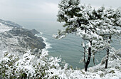 Schnee an der Küste. Blick vom Berg Igeldo. San Sebastian, Donostia. Euskadi. Spanien.