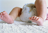  0-6 Monate, 1-6 Monate, Baby, Babys, Detail, Details, Eine Person, Eins, Empfindlich, Farbe, Fokus, Fuß, Füsse, Fußsohle, Fußsohlen, Handtuch, Handtücher, Hingelegt, Horizontal, Innen, Klein, Liegend, Mensch, Menschen, Nahaufnahme, Nahaufnahmen, Windel, 