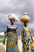 CAMEROON.NORTH.MOUNTS MANDARA. ON THE TRAIL TO THE VILLAGE OF TOUROU INHABITED BY GOUDOURS TRIBE ( FROM NIGERIA) . WOMEN CARRYING WITH HEAVY LOADS ON THEIR HEADS