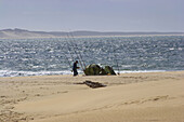 Angler am Cap Ferret mit Blick auf die Dune du Pilat, Dept. Gironde, Frankreich, Europa