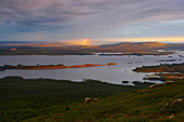 Blick nach Sonnenaufgang vom Galtispuoda, Seenlandschaft, Lappland, Nordschweden