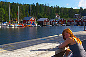 Studentin am Hafen von Bönhamn an der Höga Kusten, Angermanland, Nordschweden