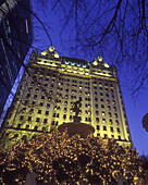 Christmas, Pulitzer fountain, Plaza hotel, Manhattan, New York, USA.