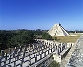 Court of a thoUSAnd columns, El castillo pyramid, Chichen itza ruins, Yucatan, Mexico.