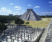 Court of a thoUSAnd columns, El castillo, Chichen itza ruins, Yucatan, Mexico.