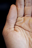  Eine Person, Eins, Erwachsene, Erwachsener, Farbe, Finger, Hand, Hände, Innen, Konzept, Konzepte, Mensch, Menschen, Nahaufnahme, Nahaufnahmen, Sinn, Sinne, Tastsinn, Vertikal, C38-208701, agefotostock 