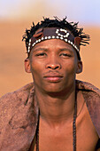 ¡Kung Bushman. Kalahari Game Reserve. Namibia
