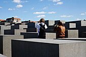 Touristen besichtigen Holocaust-Denkmal, Berlin, Deutschland