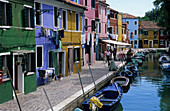 Kanal mit Booten und knallbunte Häuser in Burano, Venedig, Venezien, Italien