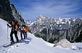 Drei Skitourengeher beim Aufstieg durch das Ofental, Reiteralm im Hintergrund, Hochkalter, Berchtesgadener Alpen, Oberbayern, Bayern, Deutschland