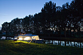 Hausboot im Dämmerlicht, am Canal de la Marne au Rhin, nahe Hochfelden, Elsass, Frankreich, Europa