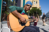 Mann spielt Gitarre vor Caffe Trieste im North Beach italienischen Viertel von San Francisco, Kalifornien, USA