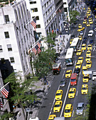 Street scene, 5th Avenue, Midtown manhattan, New York, USA
