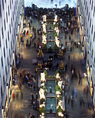 Line of angels, Channel gardens, Rockefeller Center, Midtown, Manhattan, New York, USA
