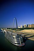 Saarinen s arch, Mississippi river, St.louis, Missouri, USA.