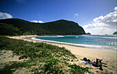 Menschen sonnen sich am Strand, Neds Beach, Lord Howe Island, Australien