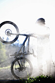 Junger Mann mit Mountainbike, Oberammergau, Bayern, Deutschland