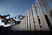 Mountainbiker in einer Wallride, Oberammergau, Bayern, Deutschland