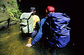 Zwei Schluchtenwanderer im Fortress Creek Canyon, Blue Mountains National Park, New South Wales, Australien