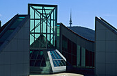 Architektonische Detail des New Parliament House, im Hintergrund Telstra Tower auf dem Black Mountain, Canberra, New South Wales, Australien