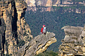 Ein Wanderer betrachtet den Aussicht, Blick von Lockley Pylon in das Grose Valley, Blue Mountains National Park, New South Wales, Australien
