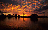 Tropischer Sonnenuntergang im Feuchtgebiet des Yellow Water, Kakadu National Park, Northern Territory, Australien