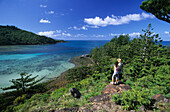 Leute geniessen den Aussicht über Dinghy Bay auf  Brampton Island, Whitsunday Islands, Great Barrier Reef, Australien