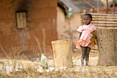Kleines Mädchen mit Puppe im Dorf, Madagaskar