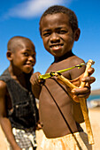 Zwei Jungen mit Steinschleuder, Madagaskar, Afrika