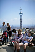 Junge Frauen, Parc Guell, Barcelona, Katalanien, Spanien