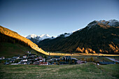 Blick über Rein in Taufers auf Rieserfernergruppe im Hintergrund, Trentino-Südtirol, Italien