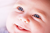  0-6 Monate, 1-6 Monate, Baby, Babys, Blauäugig, Blaue Augen, Eine Person, Eins, Farbe, Freude, Gesicht, Gesichter, Gesichtsausdruck, Gesichtsausdrücke, Glück, Glücklich, Horizontal, Innen, Lächeln, Mensch, Menschen, Portrait, Portraits, Porträt, Porträts