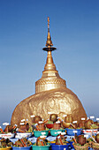 Offerings at Kyaik-Tiyo Pagoda (The Golden Rock). Kyaikto. Burma (Burma).
