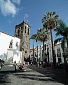 Spain, Canary Islands, La Palma, Santa Cruz de la Palma, Plaza de España, San Salvador Church, palms