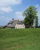 Germany. Hamburg, Elbe, Vierlande, Hamburg-Altengamme, half-timbered house, thatched roof, Elbe dam