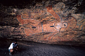 Felsenkunststätte der Aborigines mit einem Wandjiana Gemälde in der Napier Range, Windjana Gorge National Park, Westaustralien, Australien
